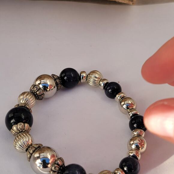 Vintage black and silver stretch bracelet with ribbed and smooth beads - Picture 7 of 10